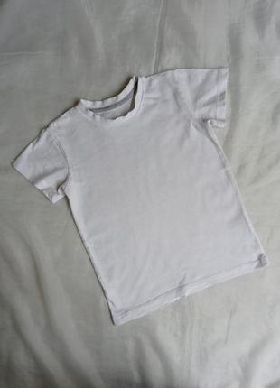 Белая футболка мальчишки 5-6 лет