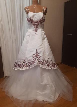 Атласное белое свадебное платье с вышивкой