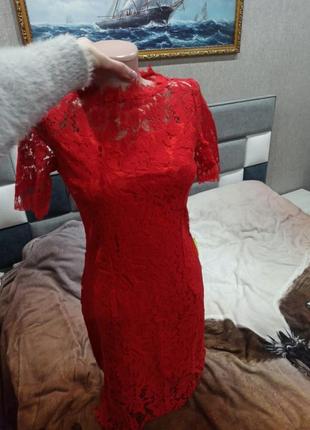 Гарнюще червоне плаття
