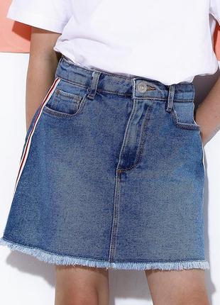 Брендовая джинсовая юбка с лампасами необработанный край