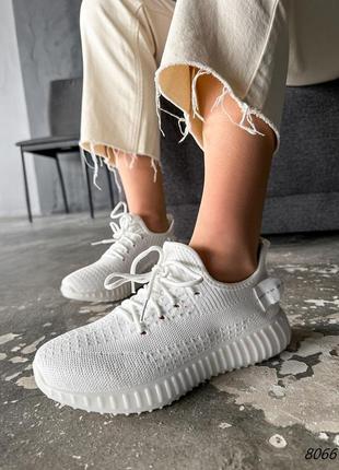 Білі кросівки