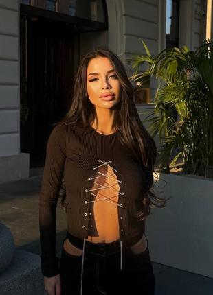 Топ с вырезом, украшен цепочкой🖤