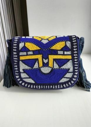 Темно-синя сумка в етнічному стилі з клапаном, вишитим жовтим, синім і білим бісером, і помпонами з бахромою antik batik monoprix!