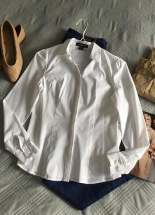 Белая хлопковая рубашка приталенного кроя в размере xs
