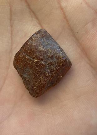 Бурштин необроблений камінь натуральний бурштин 23*22*05 мм.