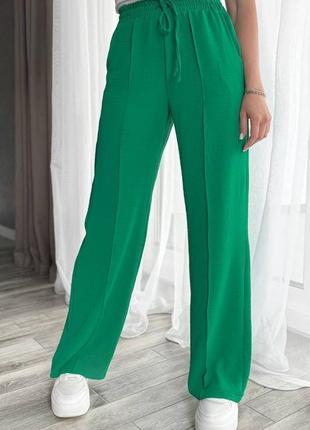 Легкі крепові жіночі штани вільного крою зі стрілками стильні широкі брюки