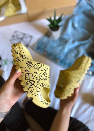 Женские шлепанцы adidas yeezy slide graffiti <unk> smb