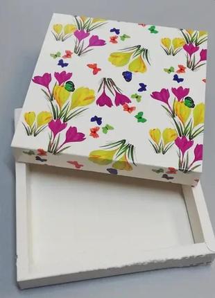 Подарункова картонна коробка з кришкою квіти