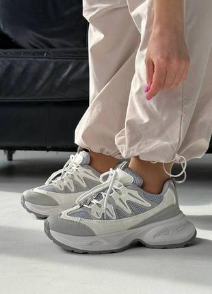 Білі сірі жіночі кросівки на потовщенній підошві