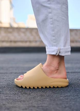 Жіночі шльопанці adidas yeezy slide desert sand | smb