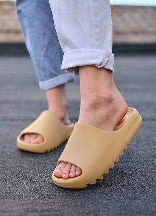 Жіночі шльопанці adidas yeezy slide desert sand | smb4 фото