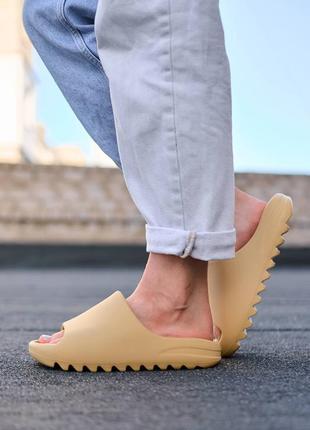 Жіночі шльопанці adidas yeezy slide desert sand | smb2 фото