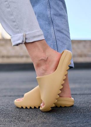 Жіночі шльопанці adidas yeezy slide desert sand | smb6 фото
