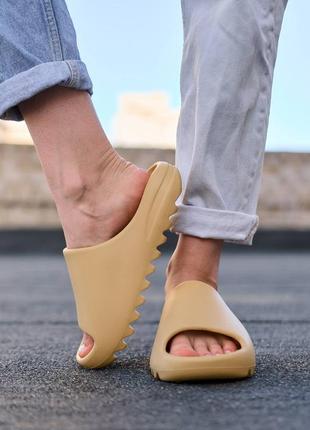 Жіночі шльопанці adidas yeezy slide desert sand | smb3 фото