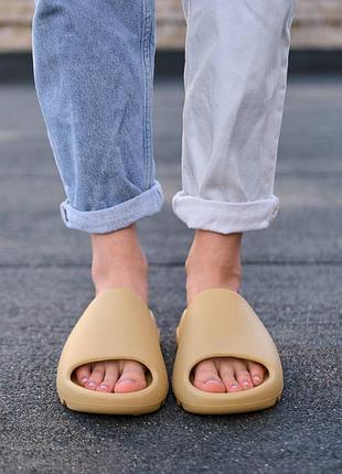 Жіночі шльопанці adidas yeezy slide desert sand | smb5 фото