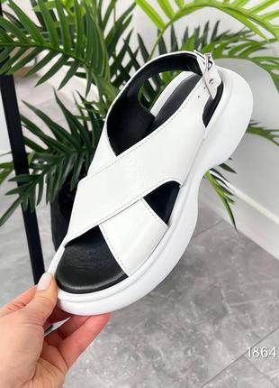 Кожаные босоножки с кулисками крест