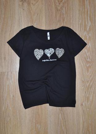 Черная трикотажная футболка с принтом сердца