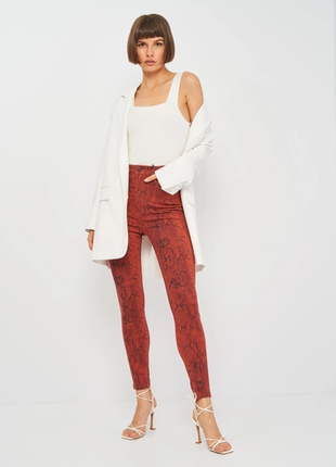 Стрейчевые джинсы m stradivarius высокая посадка принт змея терракот