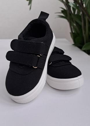 Чорні дитячі кросівки