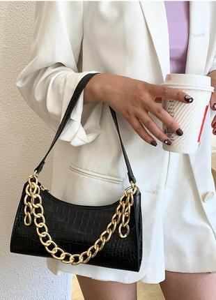 Модна чорна сумка із золотистим ланцюжком стильна жіноча сумочка 3125