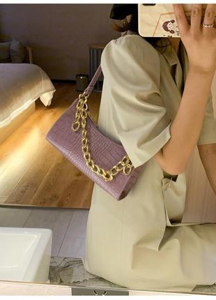 Модна фіолетова сумка із золотистим ланцюжком стильна жіноча сумочка 3125
