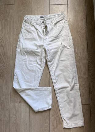 Белые джинсы zara