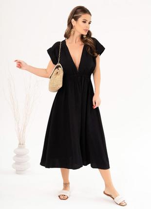 Чорна лляна сукня з декольте