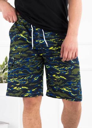 Чоловічі різнокольорові пляжні шорти в принт