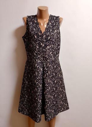 Плотное кружевное платье с карманами