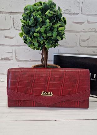 Червоний гаманець із недорогої шкіри