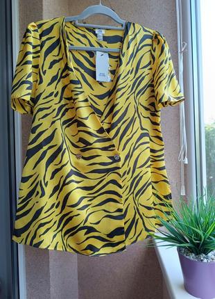 Эффектная атласная блуза на запах в анималистичный принт