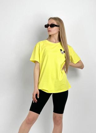 Женский спортивный костюм с футболкой и велосипедками