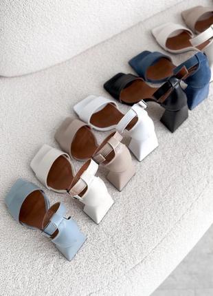 Трендовые кожаные босоножки на квадратном каблуке для женщин