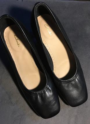 Черные кожаные туфельки лодочки clarks