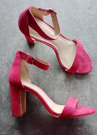 Новые, кожаные босоножки