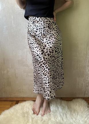 Атласная леопардовая юбка миди
