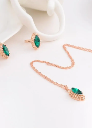 Комплект біжутерії жіночий сережки, ланцюжок, кулон та кільце із зеленим камінням код 655