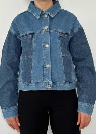 Куртка з контрастними вставками mango джинсовка трендова укорочена джинсова куртка