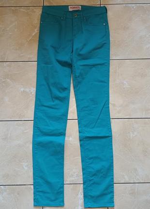 Яркие стрейчевые джинсы 25/39 fiorucci италия цвет циан