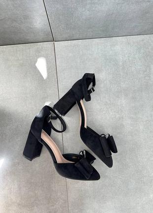 Женские черные замшевые туфли на каблуке с бантиком