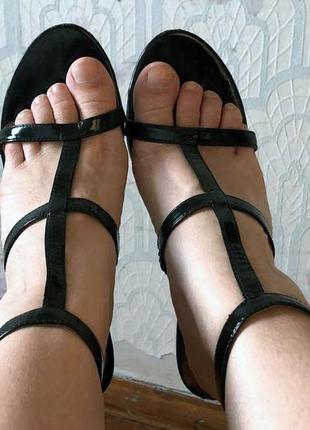 Черные лаковые босоножки на каблуках