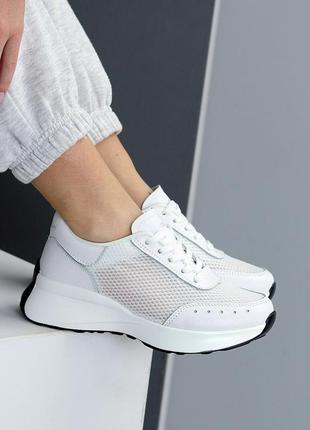 Класні жіночі кросівки на літо на завищені підошві білі шкіряні + вставки сітка  снікерси на платформі натуральна шкіра + текстиль