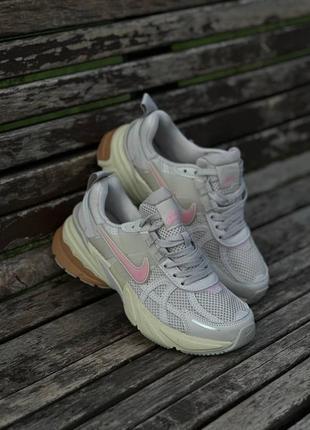 Nike runtekk beige pink