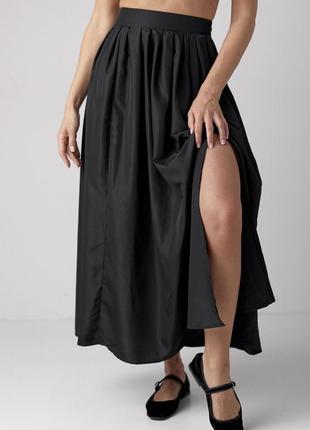 Пышная юбка-миди со складками на высокой талии и разрезом на ножке черная