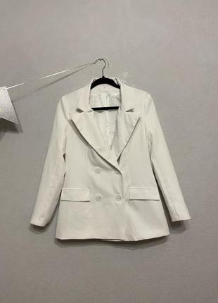 Двубортный базовый белый пиджак размер s-m 44-46