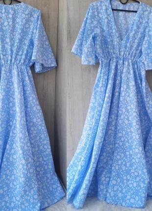 Шикарное платье в цветочный принт актуального цвета сезона нежно-голубого