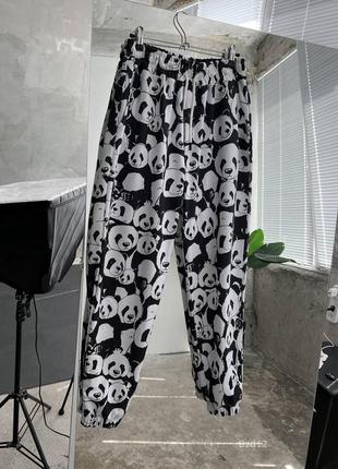 Белые спортивные штаны мужские с принтами панда