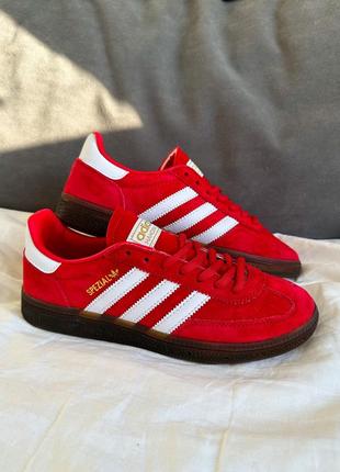 Крутейшие женские кроссовки adidas spezial handball red красные