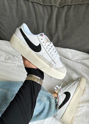 Стильные женские кроссовки на платформе nike blazer low platform white black logo белые