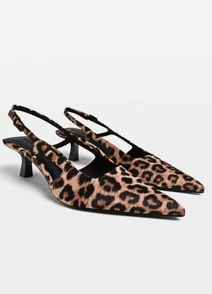 Туфли stradivarius в анималистичный принт kitten heels